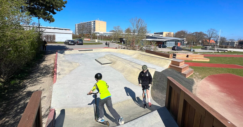 Unge løbehjulsbrugere kører rundt i Dråben Skatepark i Ålsgårde