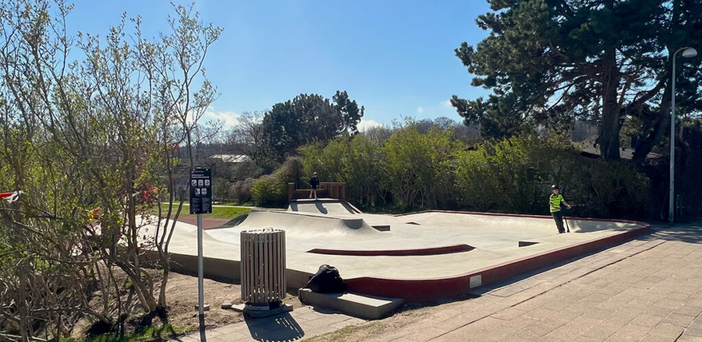 Ålsgårde Skatepark Dråben ses her fra indgangen hvor man får et fint overblik