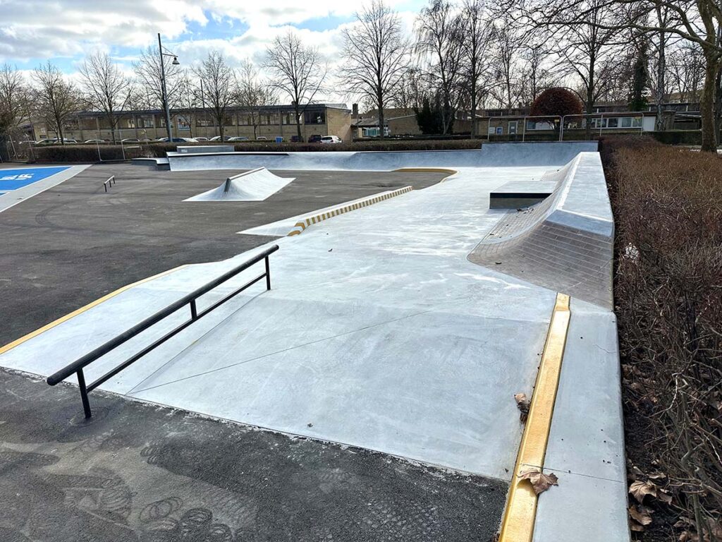 Overblik over Glostrup Skatepark som både har små quarterpipes, trapper, curbs og masser af slappy kanter