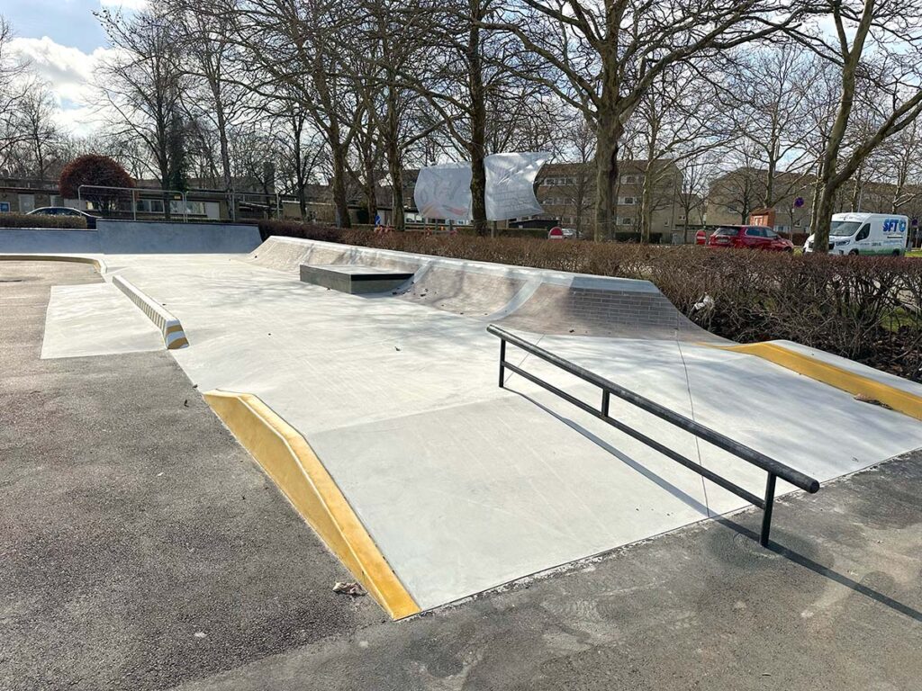 Glostrup Skatepark har både regulære curbs og rails og en masse sjove, gule slappy kanter