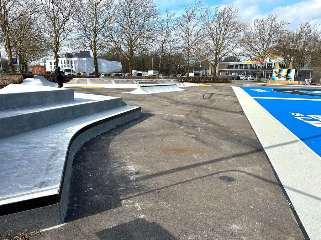 Glostrup Skatepark støbt i beton med kørelag i asfalt. Der er store trapper, som også fungerer som curbs