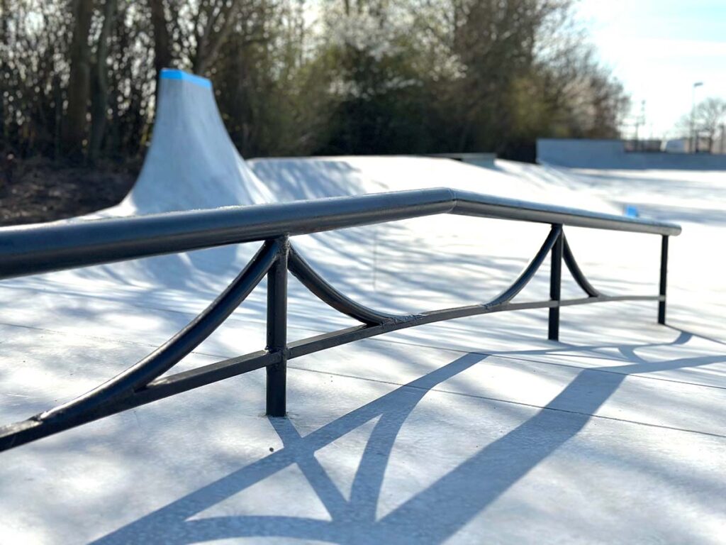 Nærbillede af sort smedet jerngelænder i Middelfart Skatepark