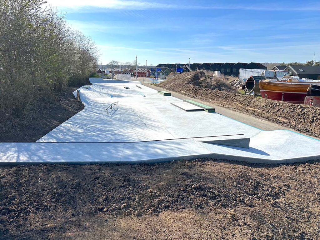 Overblik over Middelfart Skatepark støbt i beton på Middelfart Marina.
