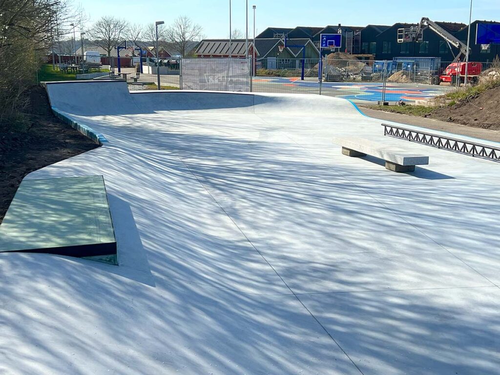 Foto af Middelfart Skatepark med Middelfart Marinas aktivitetsområde i baggrunden