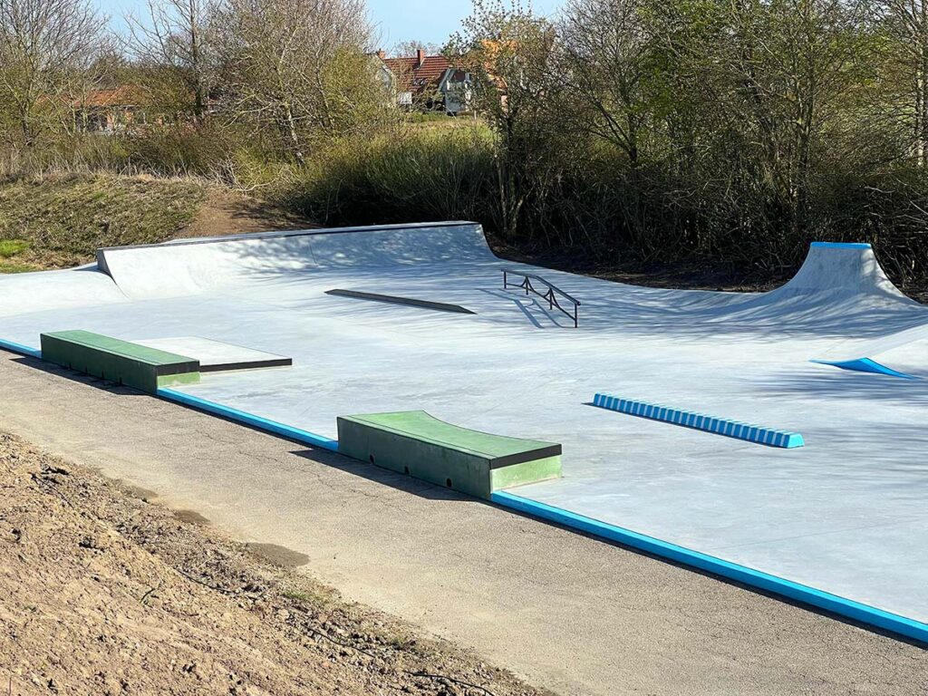 Middelfart Skatepark har små quarterpipes, forskellige curbs og slappy kanter