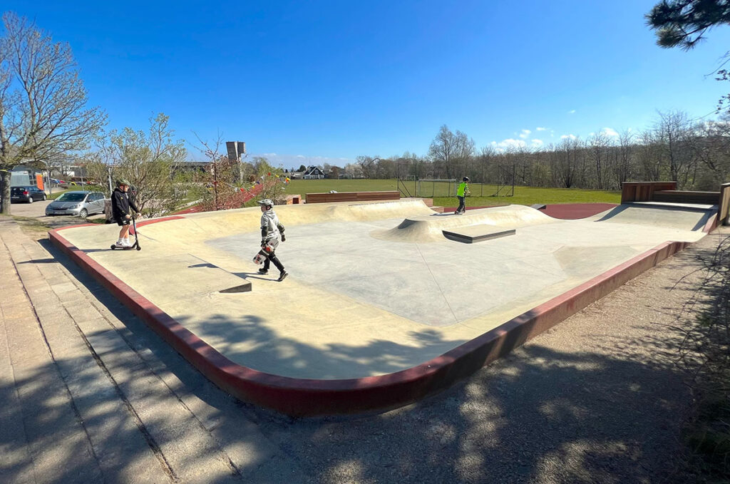 Dråben skatepark i Ålsgårde er støbt i beton på stedet. Her ses lokale børn i gang med at skate