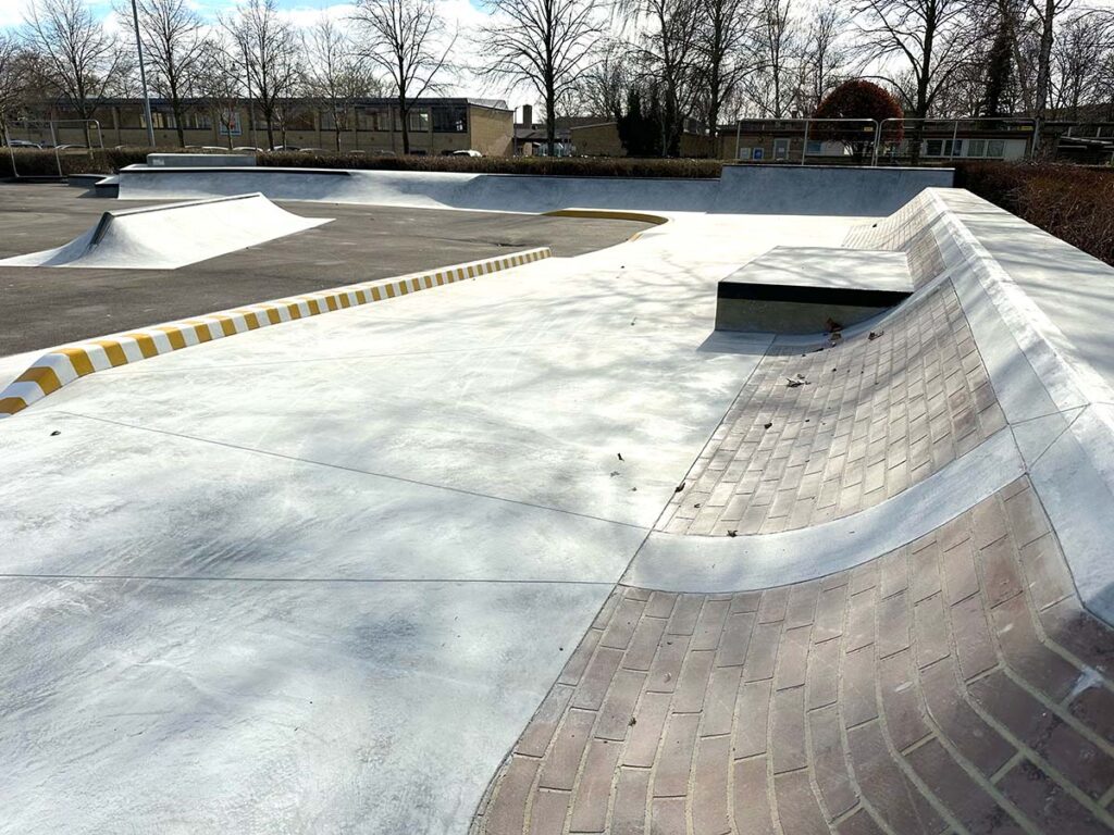 Glostrup Skatepark er støbt i beton i 2025 og har mange fine ramper med gennemførte detaljer